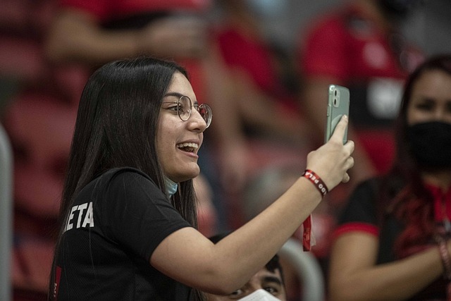 哈登爆发，却被保罗抢风头，詹姆斯表态，留给快船的机会不多了！